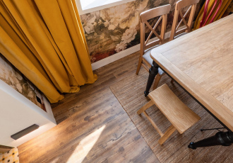 Крафтовая гостиная с солнечной кухней