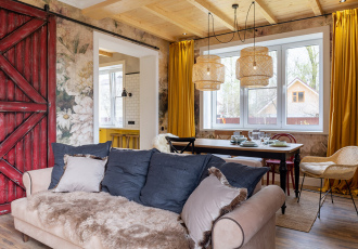 Крафтовая гостиная с солнечной кухней