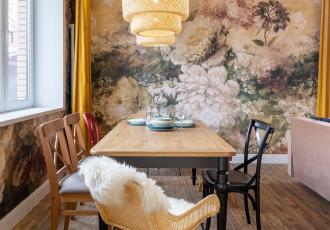 Крафтовая гостиная с солнечной кухней