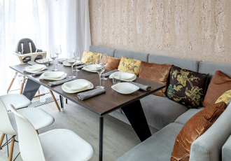 КУХНЯ С ПРОБКОВОЙ СТОЛОВОЙ