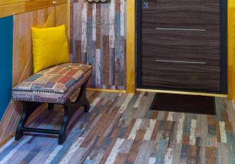 Прихожая с лестницей