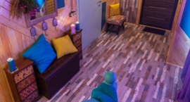 Прихожая с лестницей