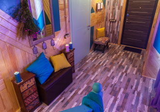 Прихожая с лестницей