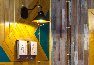 Прихожая с лестницей