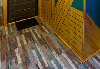 Прихожая с лестницей