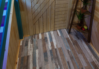 Прихожая с лестницей