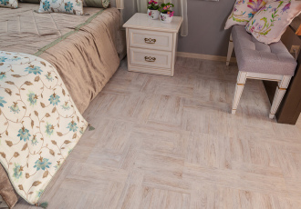 Спальня в двух стилях