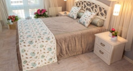 Спальня в двух стилях