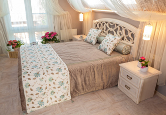 Спальня в двух стилях