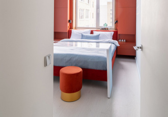 Яркая спальня для молодой семьи