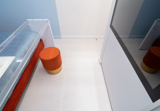 Яркая спальня для молодой семьи