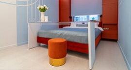 Яркая спальня для молодой семьи