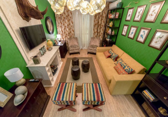 Зеленая гостиная с носорогом