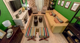 Зеленая гостиная с носорогом