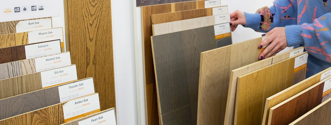 образцы паркетной доски Auswood на выставочном стенде