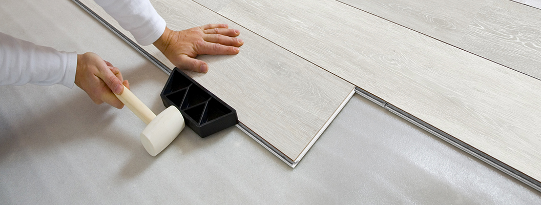 процесс укладки замковой кварц виниловой плитки светлого оттенка