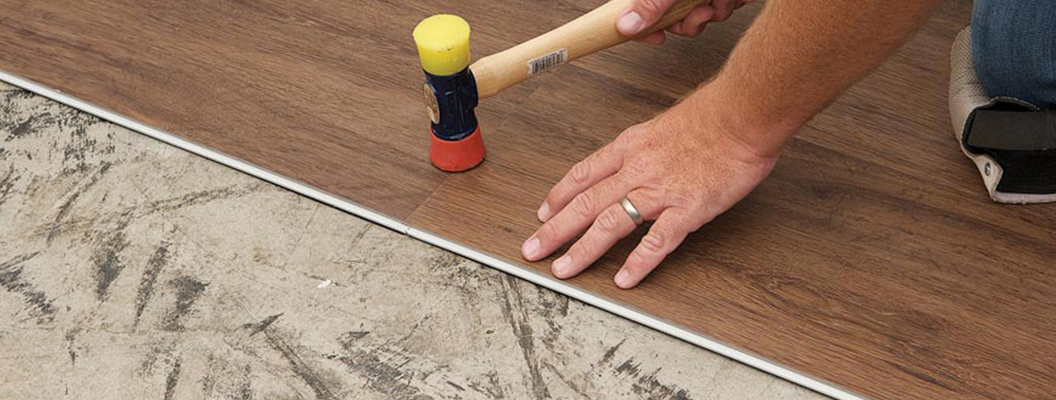 виниловая плитка на замке медового оттенка укладка на полу 