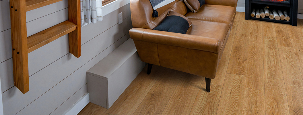 виниловая плитка натурального оттенка в интерьере квартиры