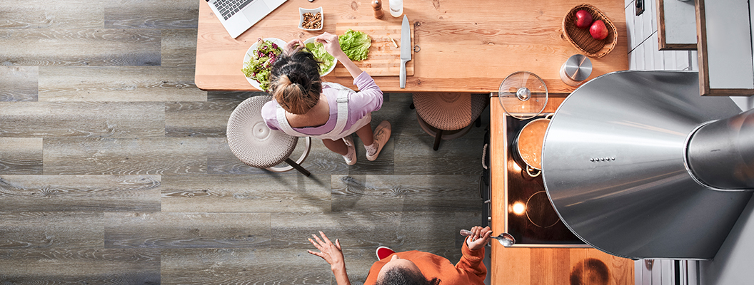 виниловый пол серого цвета под дуб в интерьере